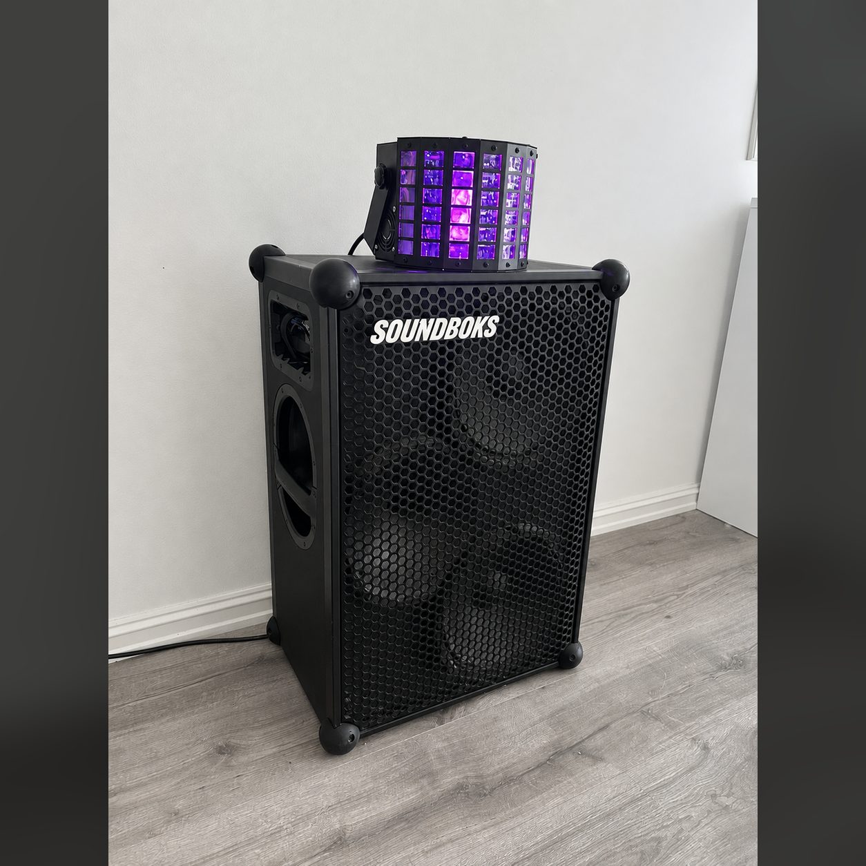 VorsRiggen: Soundboks Gen 3 med ADJ Mini Dekker lyseffekt på toppen